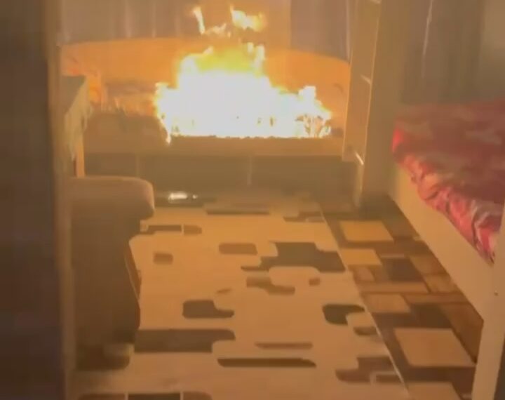 Полицейские потушили пожар в квартире Усть-Каменогорска до приезда спасателей