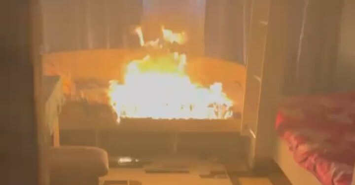 Полицейские потушили пожар в квартире Усть-Каменогорска до приезда спасателей