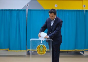 Председатель партии «Әділет» Айбек Дадебай проголосовал на выборах в Курултай
