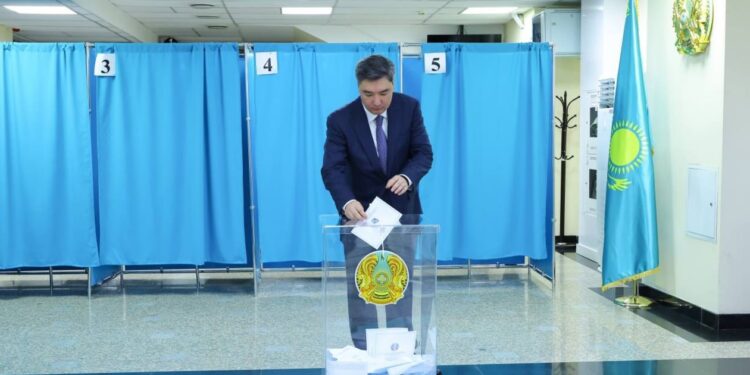 Премьер-министр Олжас Бектенов проголосовал на выборах депутатов Курултая Республики Казахстан