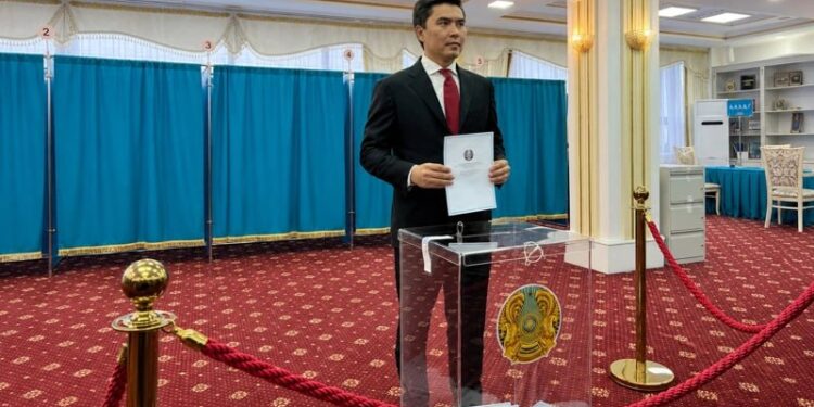 Председатель НПК Нурсултан Шоканов проголосовал на выборах в Курултай