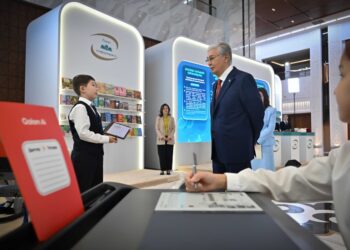 Токаеву представили ИИ-ассистента для подготовки учителей к урокам