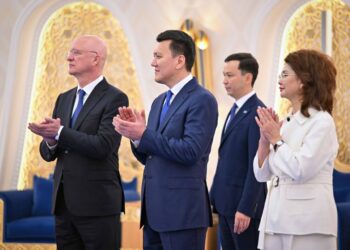 Тоқаев Виктор Хильниченконың агросекторды дамытуға қосқан үлесін атап өтті