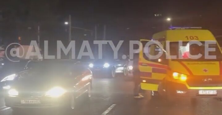 Молодую девушку сбили на перекрестке в Алматы