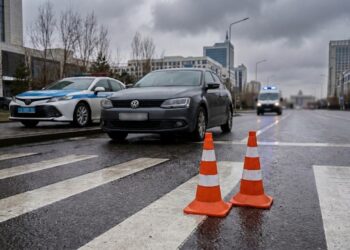 Наезд на пешехода в Астане попал на видео: пострадавшего увезли в больницу