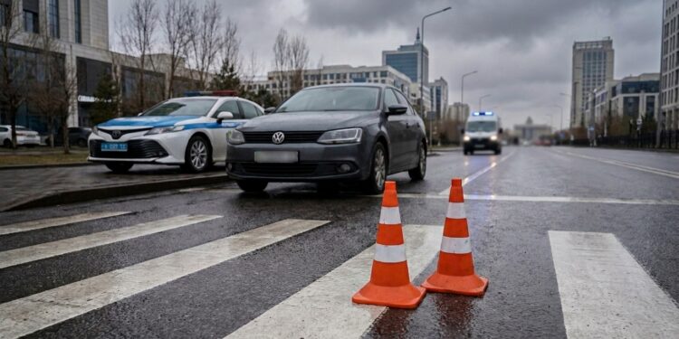 Наезд на пешехода в Астане попал на видео: пострадавшего увезли в больницу