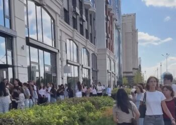 Астанчане выстроились в огромную очередь ради блеска для губ