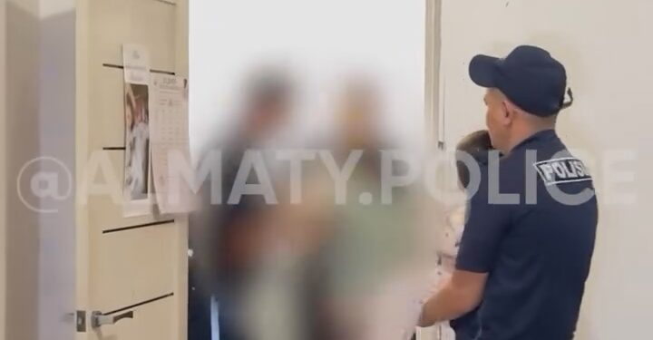 Полицейский спустился с седьмого этажа по балкону ради ребенка в Алматы