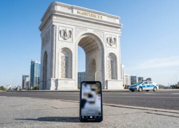 Иностранку оштрафовали за нецензурное видео у Триумфальной арки в Астане