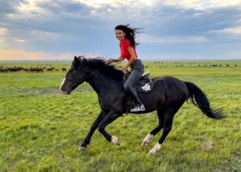Оксана Самойлова приехала в Казахстан и отправилась верхом по степи