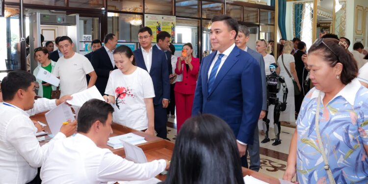 Аким Шымкента Габит Сыздыкбеков проголосовал на выборах в Курултай