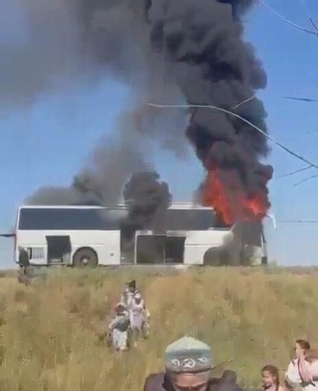 Пассажирский автобус вспыхнул на трассе в Западном Казахстане