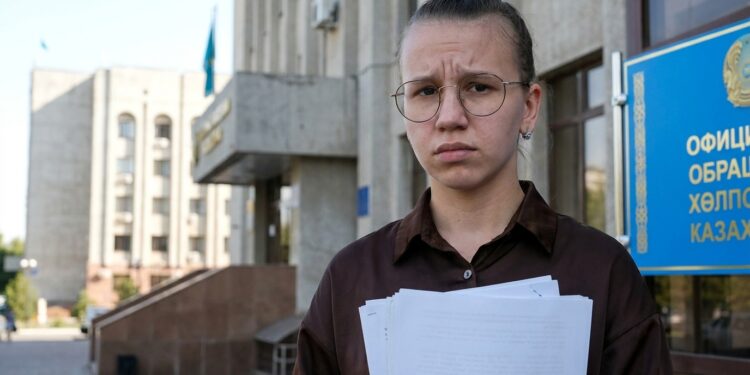 Ждала 18 лет и лишилась квартиры из-за зарплаты — сирота из Павлодара обратилась к президенту