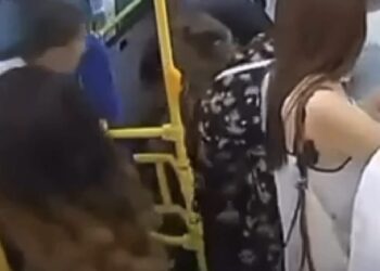 В автобусе Астаны ребенок подавился конфетой, полицейский спас ему жизнь
