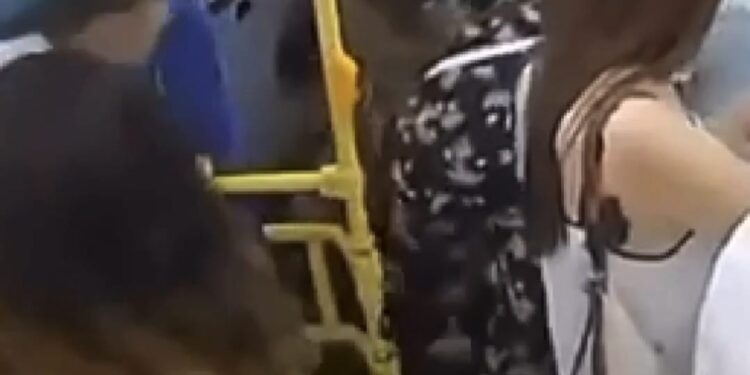 В автобусе Астаны ребенок подавился конфетой, полицейский спас ему жизнь
