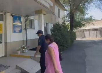 Казахстанец поднял Конституцию и домбру на шеститысячник Памира