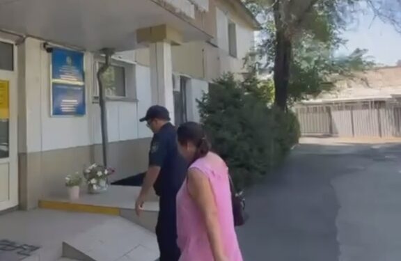 Казахстанец поднял Конституцию и домбру на шеститысячник Памира