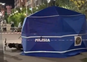 В Астане девушка насмерть разбилась, выпав из окна на байк курьера