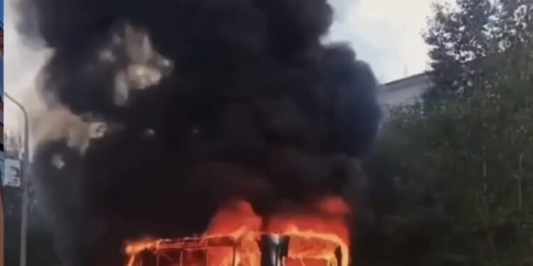 Автобус с пассажирами загорелся на ходу в Степногорске