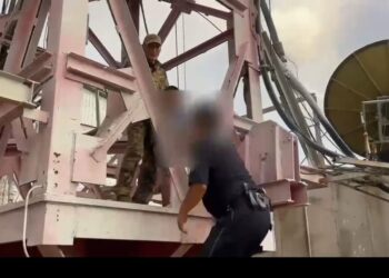 Забрались, а спуститься не смогли: в ВКО детей сняли с телевышки