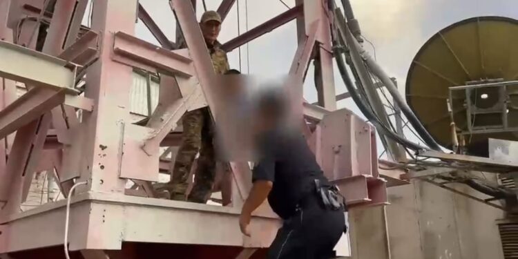 Забрались, а спуститься не смогли: в ВКО детей сняли с телевышки