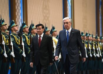 Токаев встретил президента Лаоса во Дворце Независимости