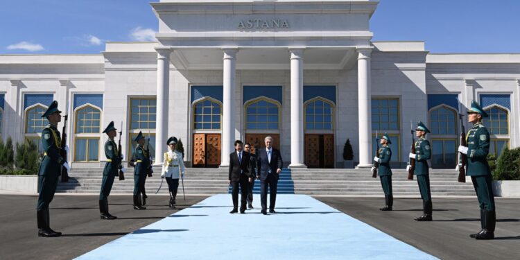 Токаев проводил президента Лаоса в аэропорту Астаны