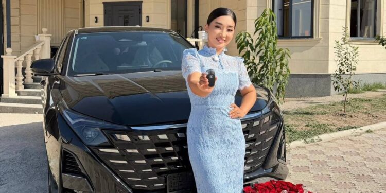 «Вы согрели моё сердце»: ведущая Игр кочевников получила автомобиль от казахстанцев