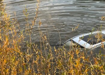 Автомобиль съехал в Есиль: водитель и пассажир успели выбраться