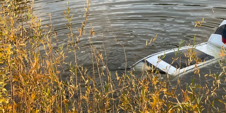 Автомобиль съехал в Есиль: водитель и пассажир успели выбраться