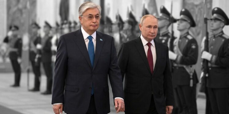 Путин выразил Токаеву соболезнования и поддержал семьи погибших военных Казахстана
