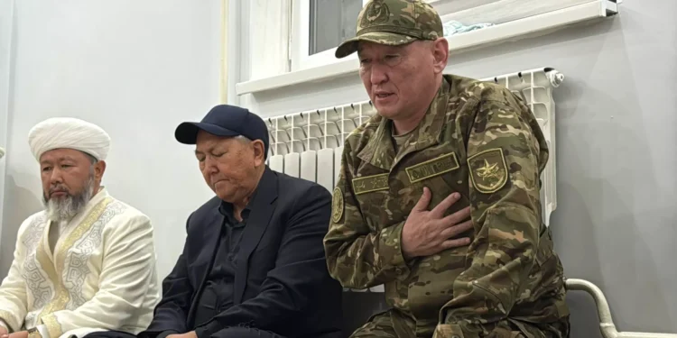 Министр обороны встретился с семьями погибших на Каспии военнослужащих