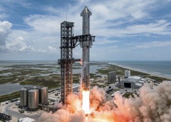 Starship впервые вышел на орбиту Земли, но при возвращении загорелся