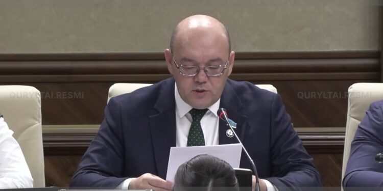 Депутат Асхат Рахимжанов предложил усилить контроль за качеством бензина