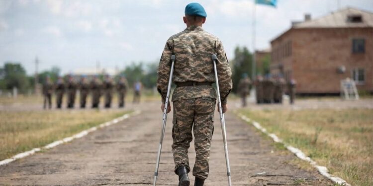 19-летний срочник вернулся домой на костылях — семья просит помочь с операцией