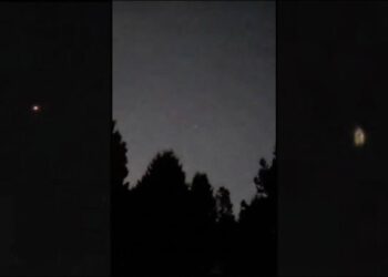 «НЛО» над Алматы? Жители заметили два странных объекта в небе
