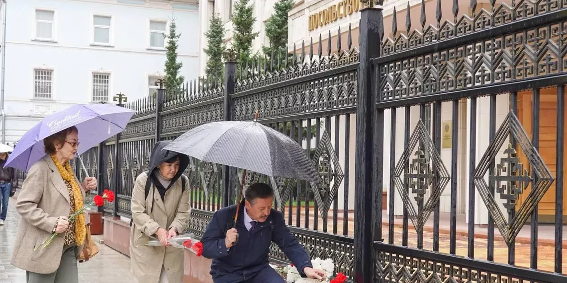 Цветы в память о погибших солдатах несут к диппредставительствам Казахстана в России