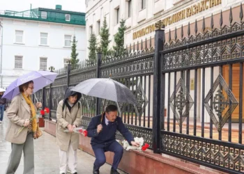 Цветы в память о погибших солдатах несут к диппредставительствам Казахстана в России