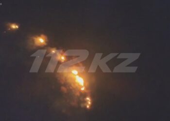 Сухая трава и кустарник загорелись в горах Алматинской области
