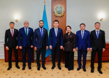 Вице-президент Казахстана обсудил с фракциями Курултая предстоящую работу