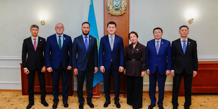 Вице-президент Казахстана обсудил с фракциями Курултая предстоящую работу