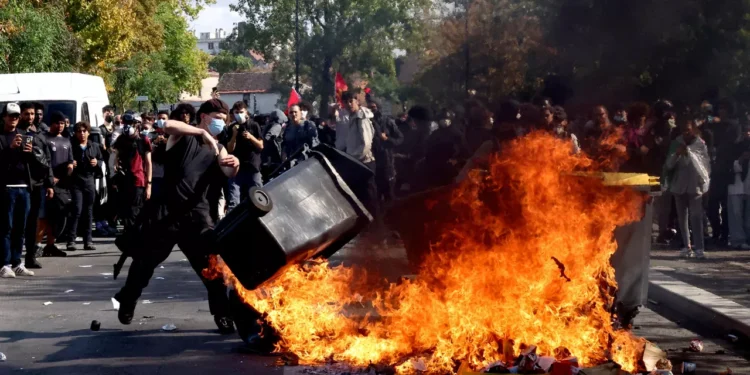 Протесты школьников во Франции переросли в массовые беспорядки