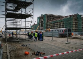 Рабочий серьезно пострадал при реконструкции вокзала в Атырау