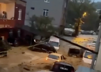 Стамбул затопило рекордными ливнями: под водой оказались дороги и станция метро