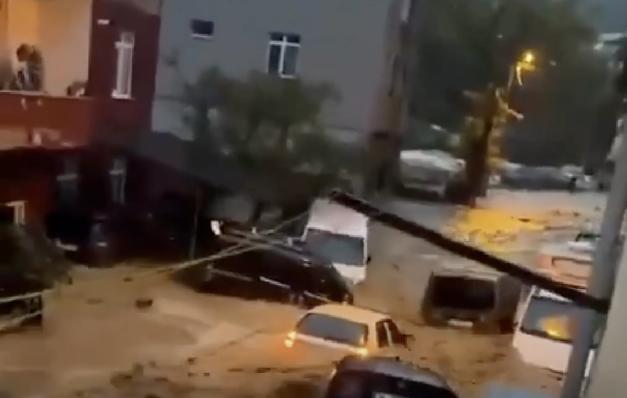 Стамбул затопило рекордными ливнями: под водой оказались дороги и станция метро