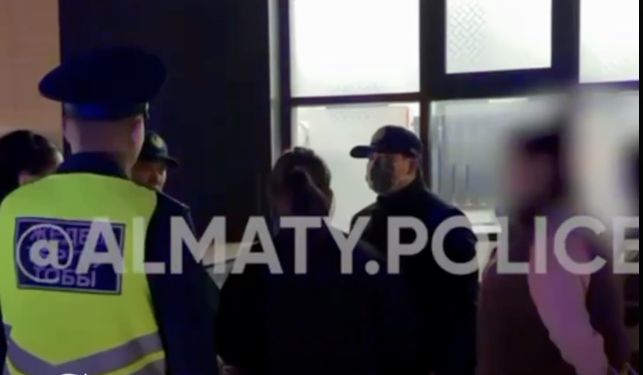 Пистолет и пять патронов: в Алматы задержали вооружённую женщину