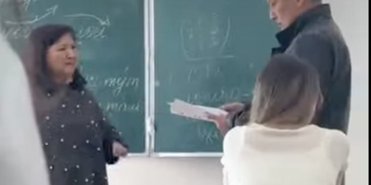 В КазНУ обсуждают увольнение преподавателя с 38-летним стажем