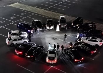 Опасные маневры и салют на парковке: свадебный кортеж устроил беспредел в Караганде