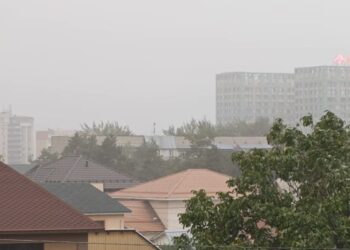 Пыль, запах газа и гари: жители Алматы жалуются на качество воздуха