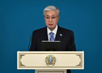Токаев наградил спасателей в честь профессионального праздника